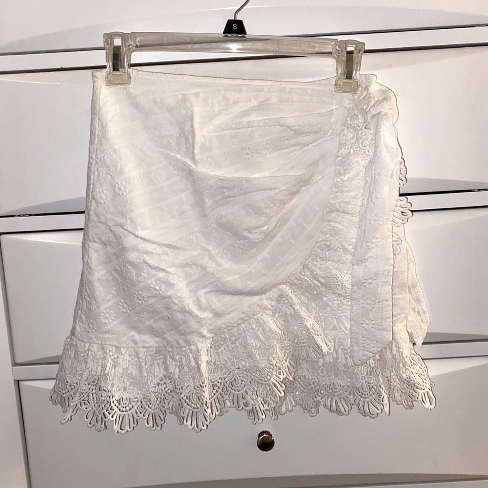 Mura Boutique. Size small, white, tie skirt. Only worn once!